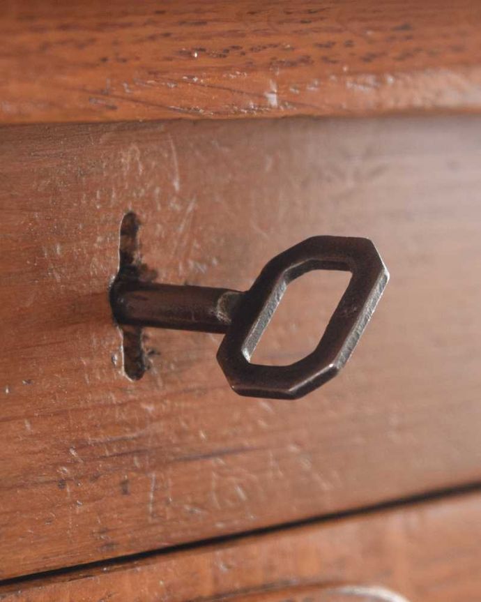 アンティークのキャビネット アンティーク家具 イギリスのアンティーク家具、どこにでも置けるサイズのファイルキャビネット。大切なものも安心ですカギが付いているので、大切なものも収納することが出来ます。(k-2641-f)