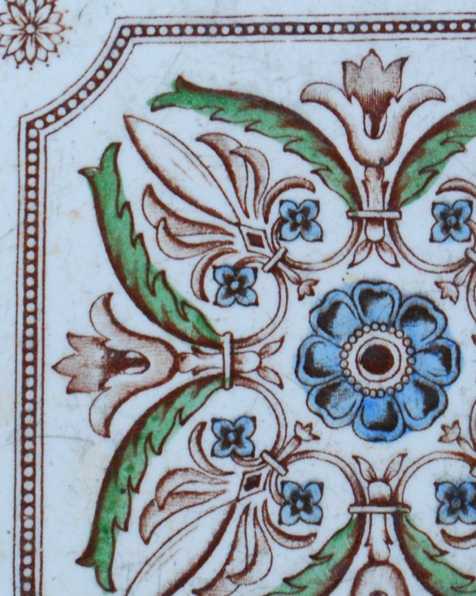 アンティーク 陶磁器の雑貨 アンティーク雑貨 お部屋のアクセントにピッタリ、イギリスで見つけたアンティークタイル。ブルーのお花がキレイな、アンティークタイルです。(k-2641-z)