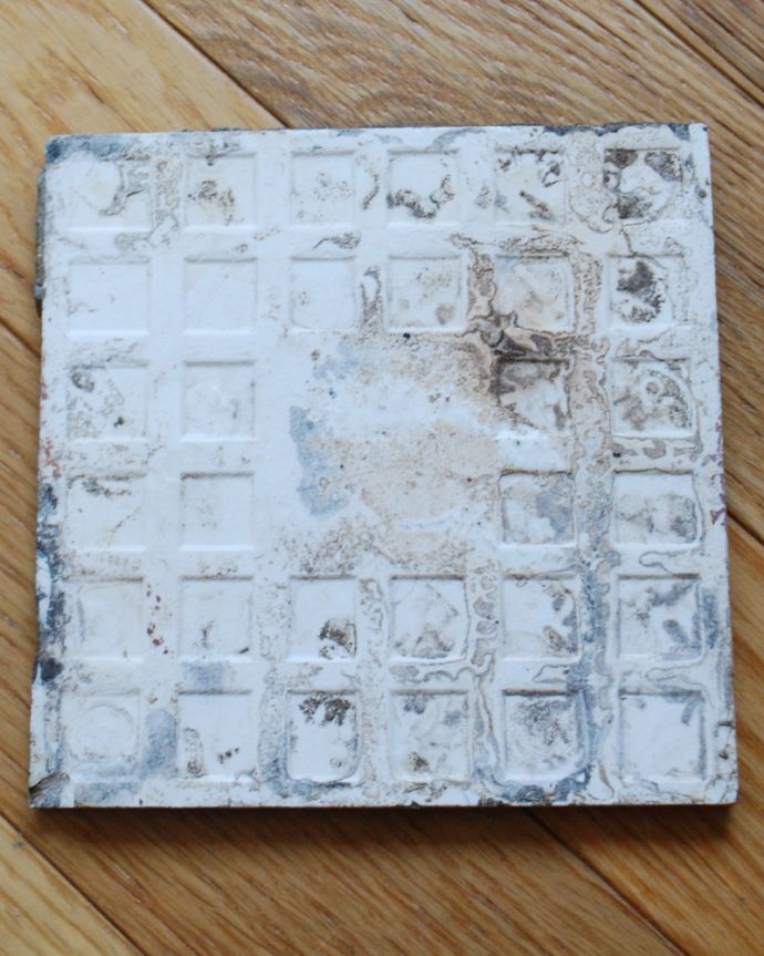 アンティーク 陶磁器の雑貨 アンティーク雑貨 お部屋のアクセントにピッタリ、イギリスで見つけたアンティークタイル。アンティークなので多少のキズ・汚れがある場合があります。(k-2641-z)