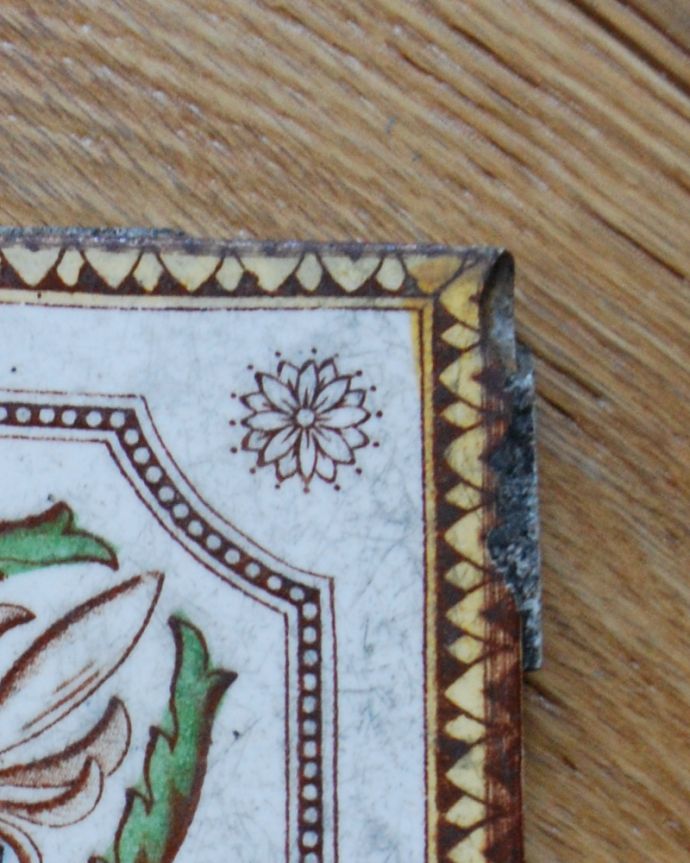 アンティーク 陶磁器の雑貨 アンティーク雑貨 お部屋のアクセントにピッタリ、イギリスで見つけたアンティークタイル。年月を重ねたアンティークらしい風合いが魅力です。(k-2641-z)