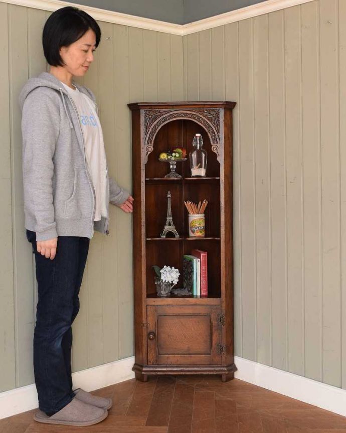 アンティークのキャビネット　アンティーク家具　英国のアンティーク家具、角に置けて使いやすいコーナーカップボード（オープンシェルフ）。お部屋を角から格上げしてくれますインテリアの素敵な国から来た家具は使い方も美しい･･･お部屋の角から華やかな雰囲気を作ってくれます。(k-2642-f)