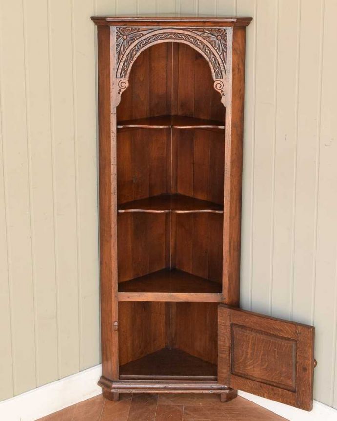 アンティークのキャビネット　アンティーク家具　英国のアンティーク家具、角に置けて使いやすいコーナーカップボード（オープンシェルフ）。飾り棚はしっかり修復しました。(k-2642-f)