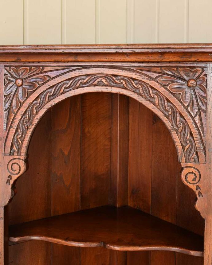 アンティークのキャビネット　アンティーク家具　英国のアンティーク家具、角に置けて使いやすいコーナーカップボード（オープンシェルフ）。いろんな場所にこだわり彫のデザインもいろいろです。(k-2642-f)