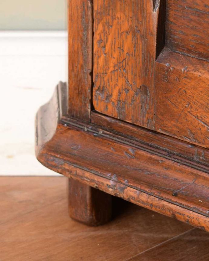 アンティークのキャビネット　アンティーク家具　英国のアンティーク家具、角に置けて使いやすいコーナーカップボード（オープンシェルフ）。女性1人でラクラク運べちゃう仕掛けHandleのアンティークは、脚の裏にフェルトキーパーをお付けしています。(k-2642-f)