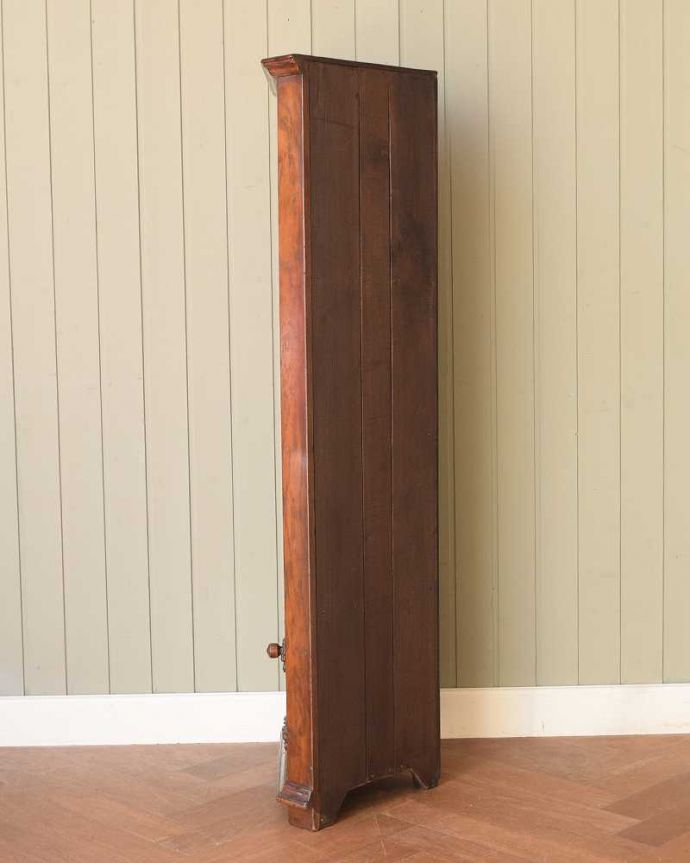 アンティークのキャビネット　アンティーク家具　英国のアンティーク家具、角に置けて使いやすいコーナーカップボード（オープンシェルフ）。角にピタッと収まる形横から見るとこんな感じ。(k-2642-f)