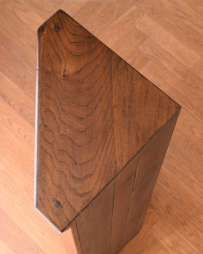 アンティークのキャビネット　アンティーク家具　英国のアンティーク家具、角に置けて使いやすいコーナーカップボード（オープンシェルフ）。上から見るとこんな感じもちろん天板もピカピカにお直ししました。(k-2642-f)