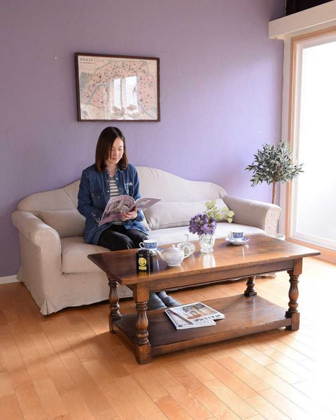 アンティークのテーブル アンティーク家具 英国スタイルのアンティーク家具、大きめサイズのローテーブル。どんな場所にも似合う英国らしいコーヒーテーブル実用的に使える英国らしいアンティークのコーヒーテーブル。(k-2643-f)