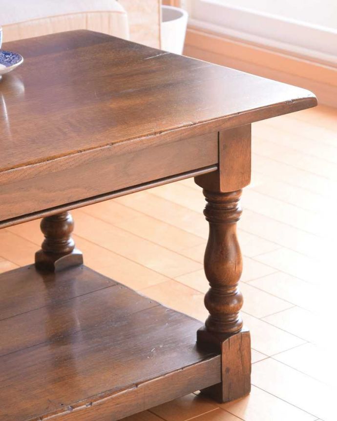 アンティークのテーブル アンティーク家具 英国スタイルのアンティーク家具、大きめサイズのローテーブル。英国らしく凝った彫りの入った脚脚だけを見ても、アンティークらしさが感じられる凝った彫。(k-2643-f)