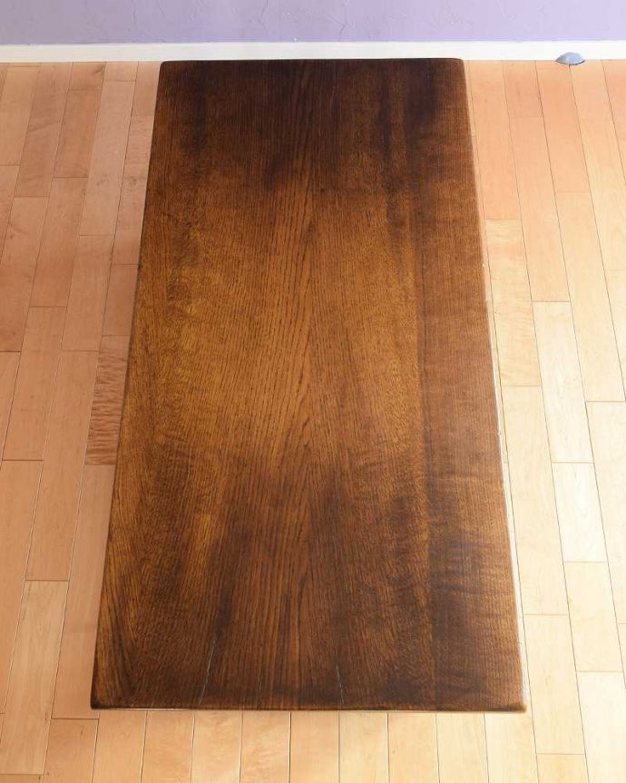 アンティークのテーブル アンティーク家具 英国スタイルのアンティーク家具、大きめサイズのローテーブル。天板を上から見ると・・・コーヒーテーブルの天板は毎日使う場所だから、しっかり修復しました。(k-2643-f)