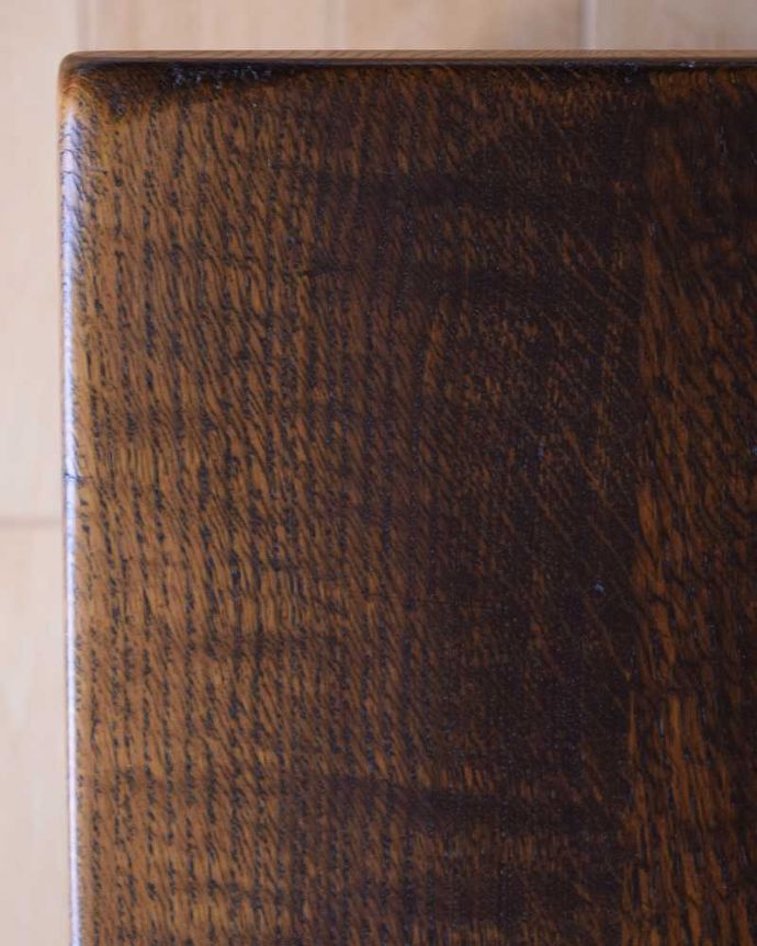 アンティークのテーブル アンティーク家具 英国スタイルのアンティーク家具、大きめサイズのローテーブル。近づいて見てみると・・・アンティークはもちろん新品ではないので小さなキズや汚れはありますが、キレイにお直ししたので満足して頂ける自信があります!。(k-2643-f)