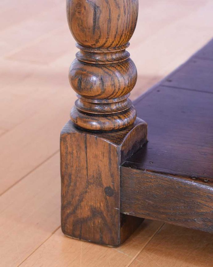 アンティークのテーブル アンティーク家具 英国スタイルのアンティーク家具、大きめサイズのローテーブル。持ち上げなくても移動できます!Handleのアンティークは、脚の裏にフェルトキーパーをお付けしていますので、床を滑らせて簡単に移動する事が出来ます。(k-2643-f)