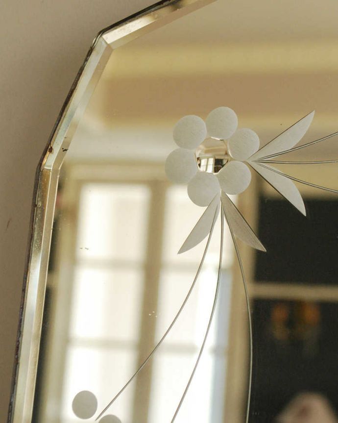 アンティーク ミラー（鏡）　アンティーク雑貨　お花とリーフ模様が可愛い、英国アンティークのカッティングミラー。アンティークでしか手に入らないキラキラキラッと輝く美しい面取りだけでデザインになっているアンティークのミラー。(k-2643-z)