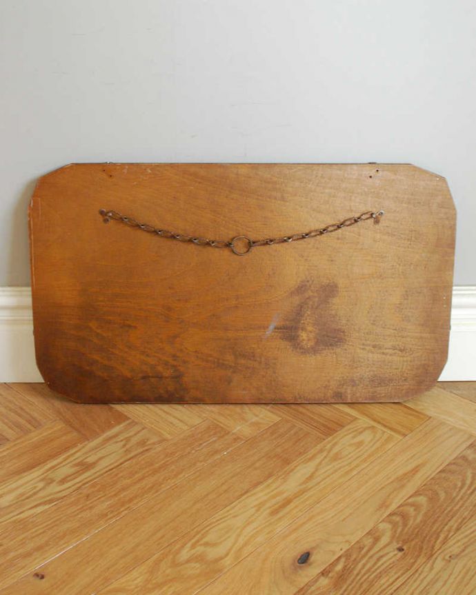 アンティーク ミラー（鏡）　アンティーク雑貨　お花とリーフ模様が可愛い、英国アンティークのカッティングミラー。裏側を見てみると…壁に取り付けられるよう修復の際、金具をしっかり取り付けました。(k-2643-z)