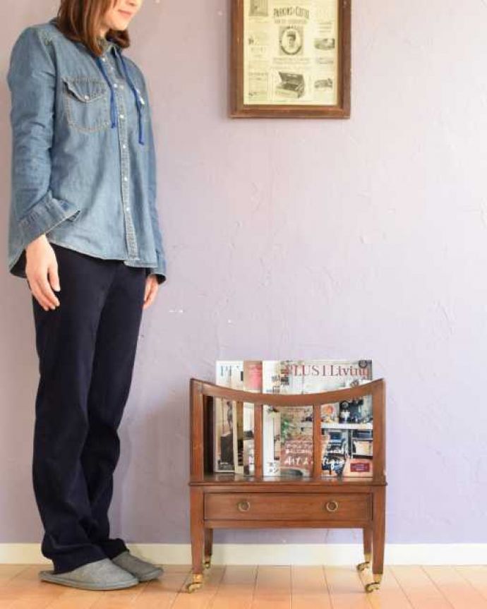 マガジンラック　アンティーク家具　引き出しとキャスターが付いた贅沢な英国アンティークのマガジンラック（カンタベリー）。引き出しも棚もついた使いやすさNo１のマガジンラック実はこの引き出し、前にも後ろにも取っ手が付いていてどちらからでも使えちゃうんです！（モデルの身長は165cmです）。(k-2644-f)