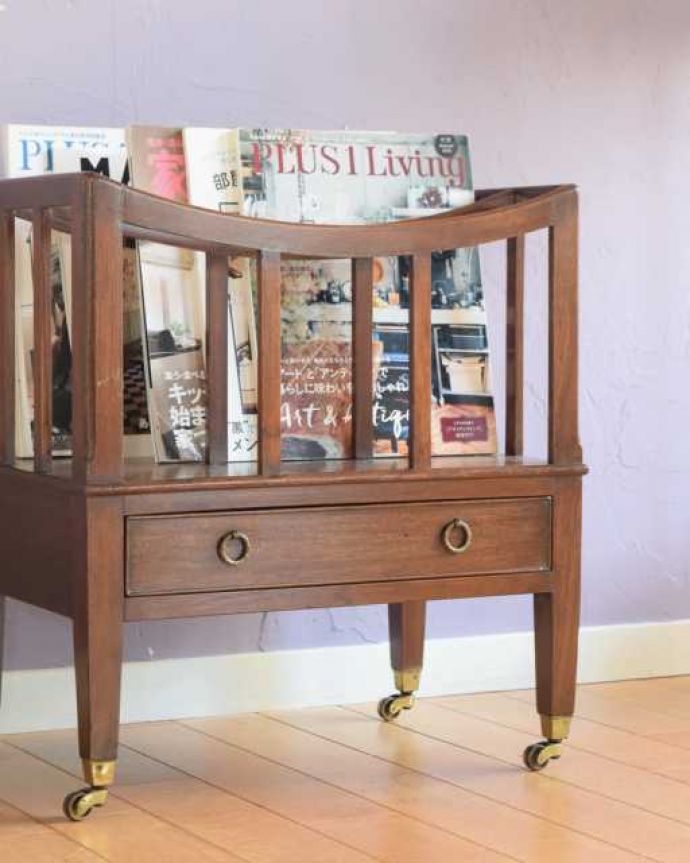 マガジンラック　アンティーク家具　引き出しとキャスターが付いた贅沢な英国アンティークのマガジンラック（カンタベリー）。ちょっと置いておきたい…をキレイに収納新聞や雑誌など、ついついテーブルの上に置いてしまって雑多に見えるものが、コレさえあればキレイに収納出来てお部屋もスッキリ見えるんです。(k-2644-f)