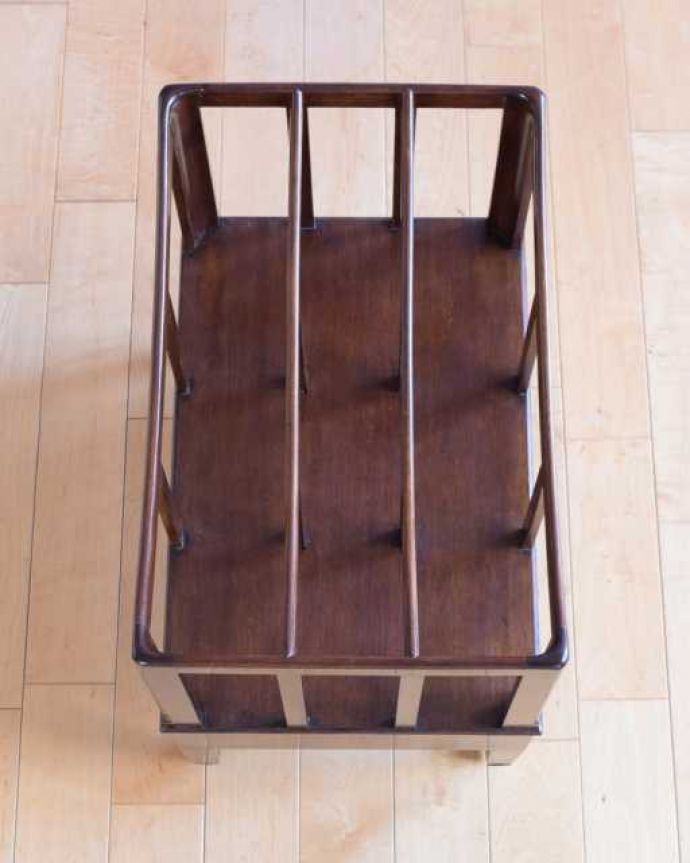 マガジンラック　アンティーク家具　引き出しとキャスターが付いた贅沢な英国アンティークのマガジンラック（カンタベリー）。雑誌を入れる部分もキレイに修復しましたアンティークは新品ではないので経年変化によるキズはありますが、専門の職人がキレイにお直ししました。(k-2644-f)