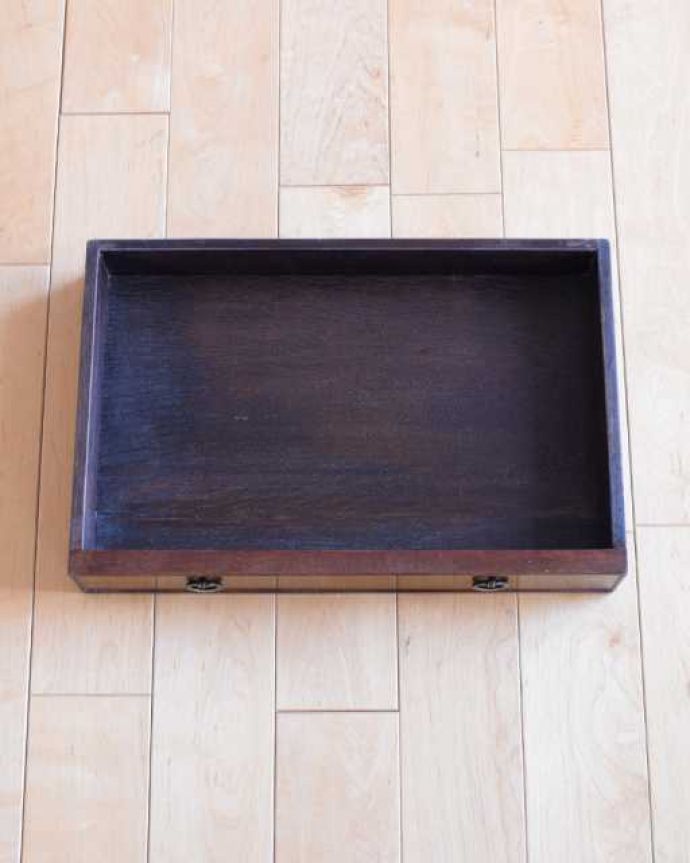 マガジンラック　アンティーク家具　引き出しとキャスターが付いた贅沢な英国アンティークのマガジンラック（カンタベリー）。コレは便利！引き出し付きです細々としたものが収納出来る引き出しも付いています。(k-2644-f)