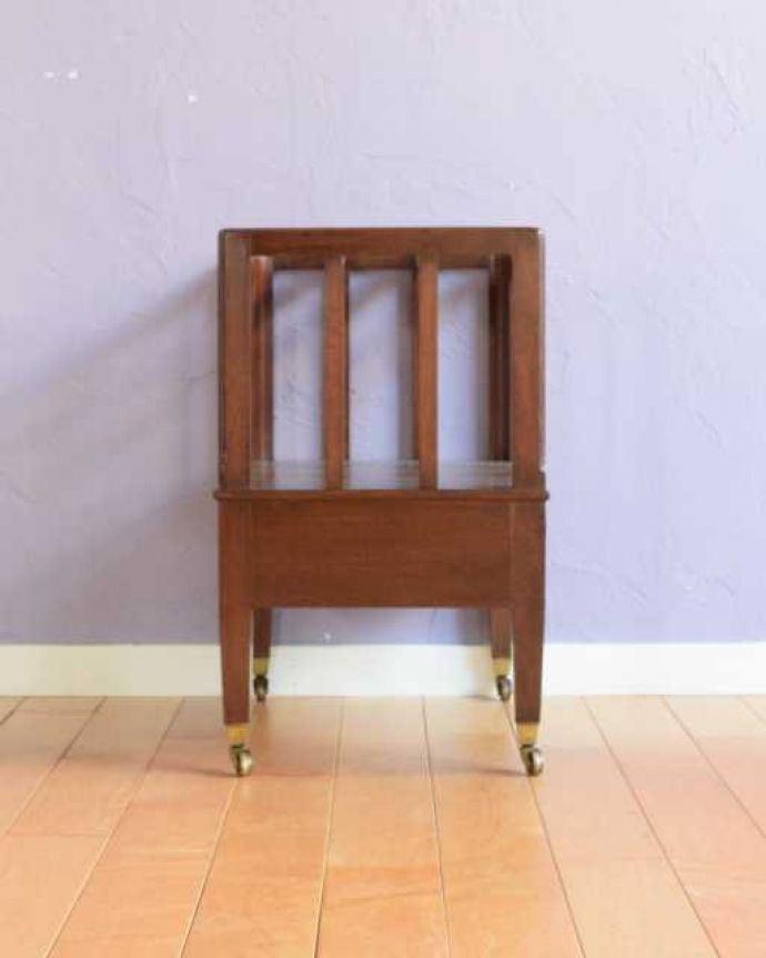 マガジンラック　アンティーク家具　引き出しとキャスターが付いた贅沢な英国アンティークのマガジンラック（カンタベリー）。横から見ると･･･360度、どの角度から見てもキレイに仕上がっています。(k-2644-f)
