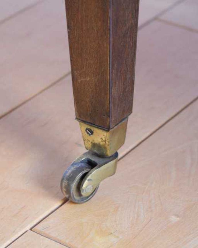 マガジンラック　アンティーク家具　引き出しとキャスターが付いた贅沢な英国アンティークのマガジンラック（カンタベリー）。ちゃんと動きます脚先にはキャスターが。(k-2644-f)