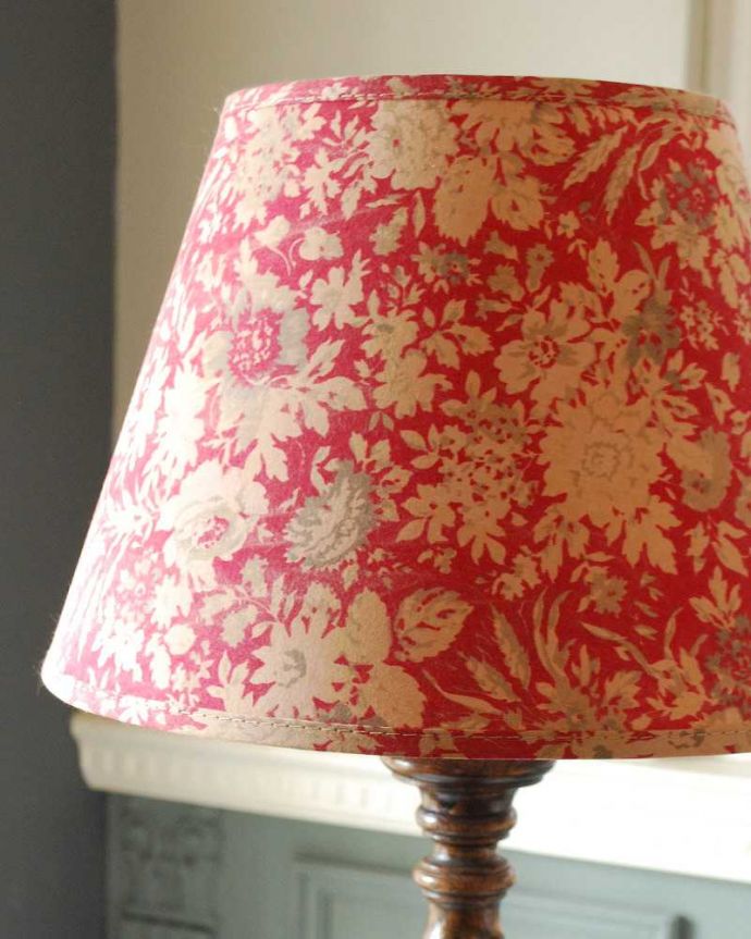 スタンドライト　照明・ライティング　英国輸入のアンティーク照明、ツイストがキレイな木製のテーブルランプ。。(k-2645-z)