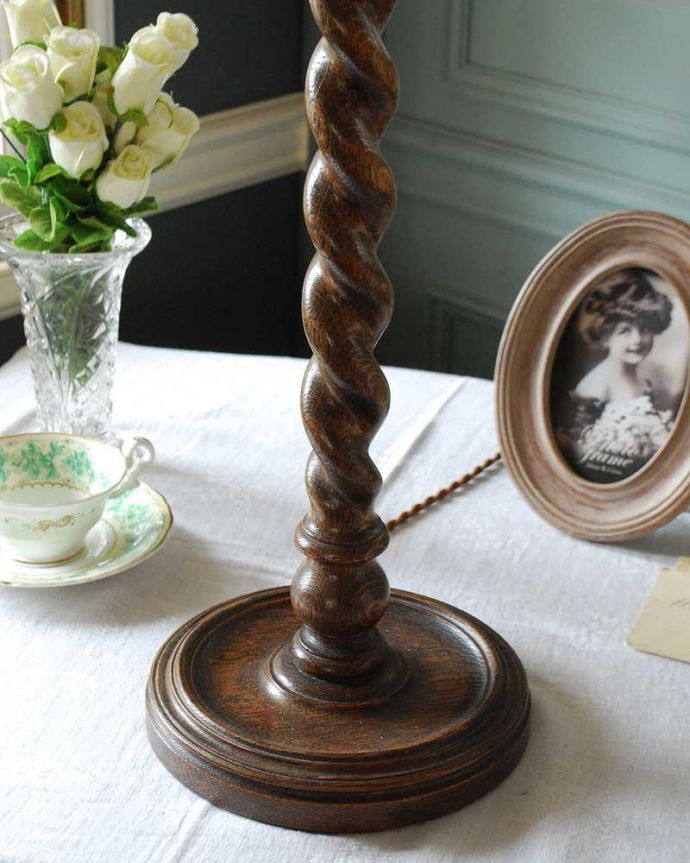 英国輸入のアンティーク照明、ツイストがキレイな木製のテーブルランプ
