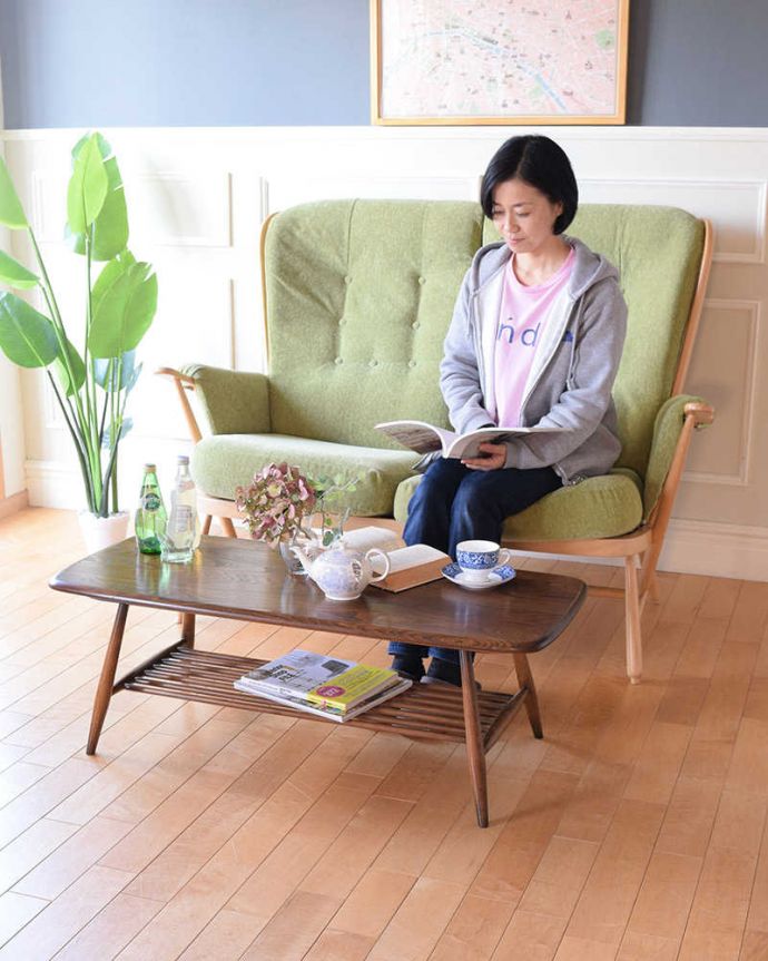 アーコールの家具　アンティーク家具　北欧スタイルの定番ブランド、アーコール社のマガジンラック付きコーヒーテーブル。スマートなカッコよさが人気のヒミツアーコールらしいフォルムが特徴のコンパクトなサイズのコーヒーテーブル。(k-2645k-f)