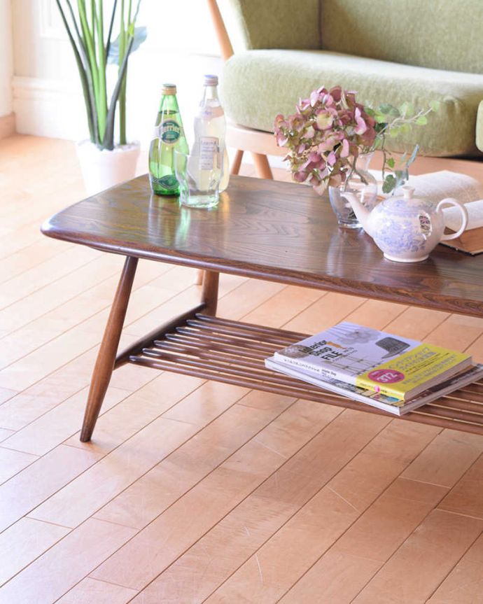 アーコールの家具　アンティーク家具　北欧スタイルの定番ブランド、アーコール社のマガジンラック付きコーヒーテーブル。クールな表情の中に見えるアーコールらしい優しさアーコールの家具って、角の落とし方が独特。(k-2645k-f)