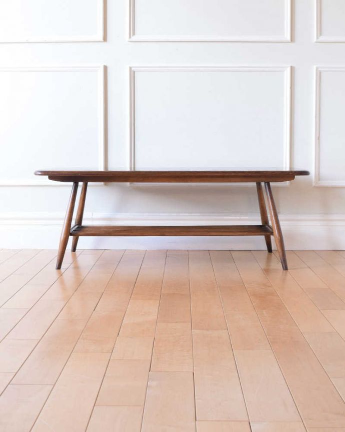 アーコールの家具　アンティーク家具　北欧スタイルの定番ブランド、アーコール社のマガジンラック付きコーヒーテーブル。クルッと回転。(k-2645k-f)