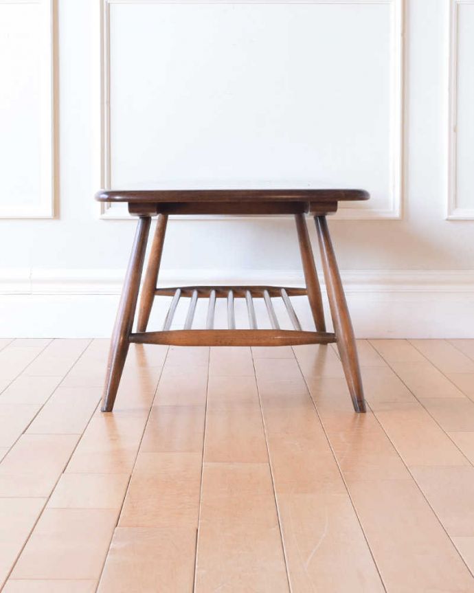 アーコールの家具　アンティーク家具　北欧スタイルの定番ブランド、アーコール社のマガジンラック付きコーヒーテーブル。こちら側も、もちろんキレイです！ヴィンテージなので経年変化によるキズはありますが、専門の職人がしっかり修復したので360度どこから見てもキレイです。(k-2645k-f)