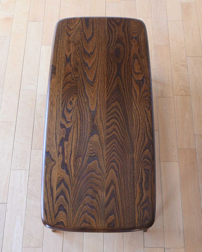 アーコールの家具　アンティーク家具　北欧スタイルの定番ブランド、アーコール社のマガジンラック付きコーヒーテーブル。やっぱり気になる天板の仕上げ方Handleのヴィンテージ家具はアンティーク専門の職人が塗装を剥離後に再塗装をしているので安心度が違います。(k-2645k-f)