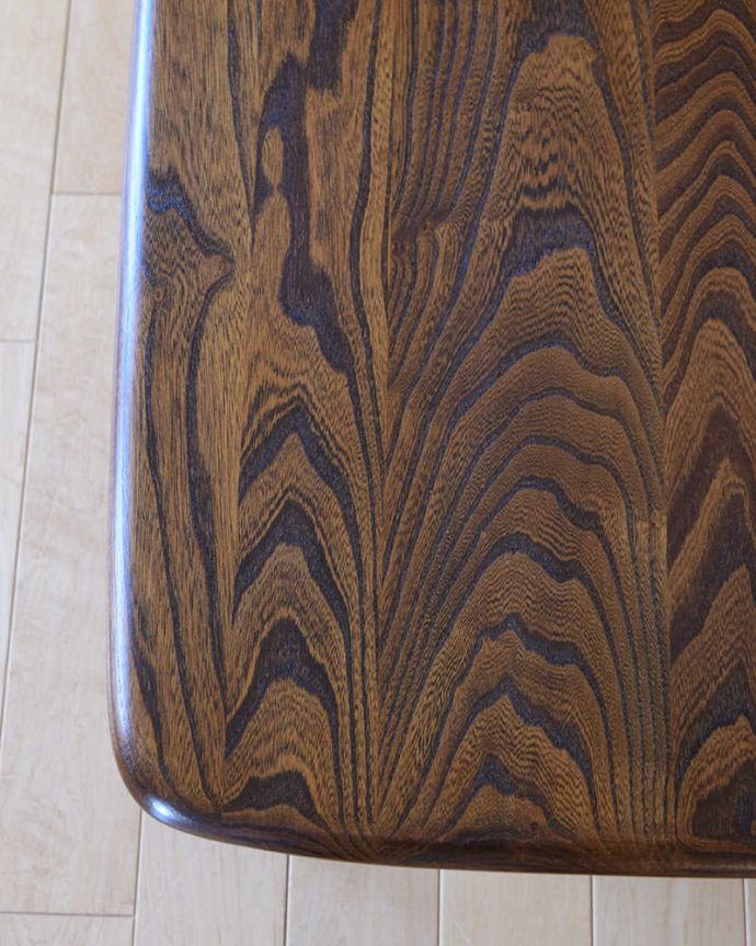 アーコールの家具　アンティーク家具　北欧スタイルの定番ブランド、アーコール社のマガジンラック付きコーヒーテーブル。アーコールらしさのヒミツ優しく角がとってあるテーブル。(k-2645k-f)