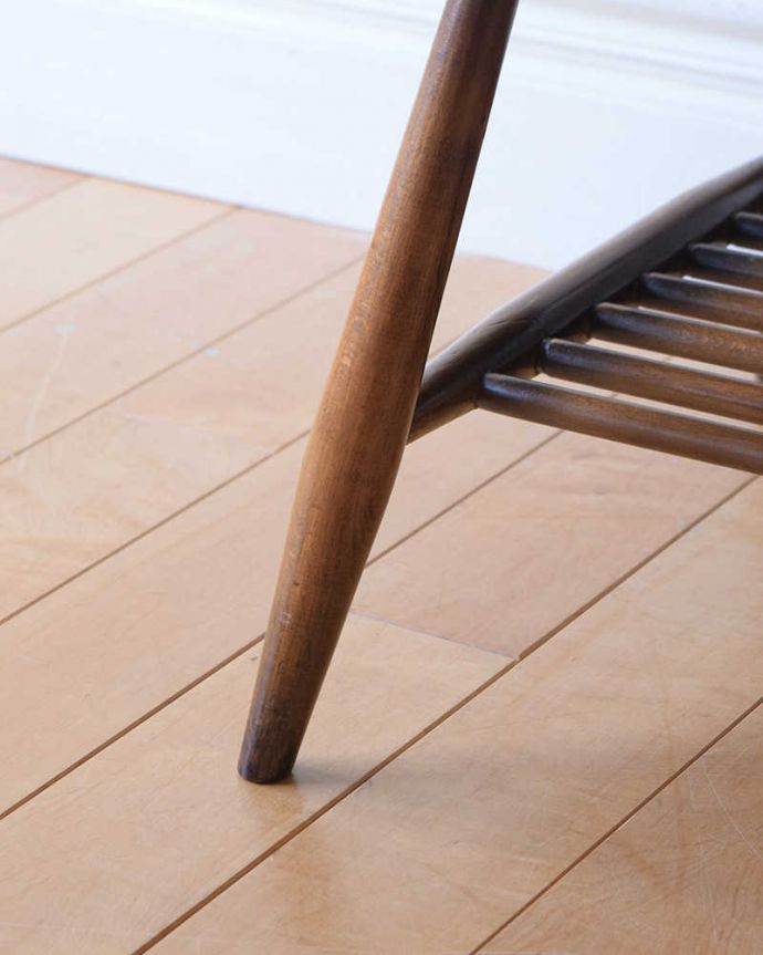 アーコールの家具　アンティーク家具　北欧スタイルの定番ブランド、アーコール社のマガジンラック付きコーヒーテーブル。引きずっても大丈夫アーコールは軽いので簡単に持ち運び出来ますが、Handleのアンティークの脚の裏にはフェルトキーパーをお付けしていますので、床を滑らせても移動が出来ます。(k-2645k-f)