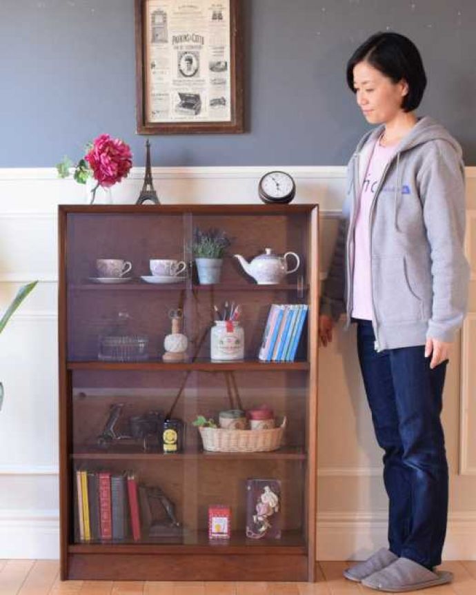 アンティークのキャビネット　アンティーク家具　スッキリとシンプルなフォルムがカッコいい引き戸タイプのガラスキャビネット。シンプルな中に感じられるあたたかさスッキリとカッコイイ雰囲気が人気の北欧スタイルのキャビネット。(k-2646k-f)