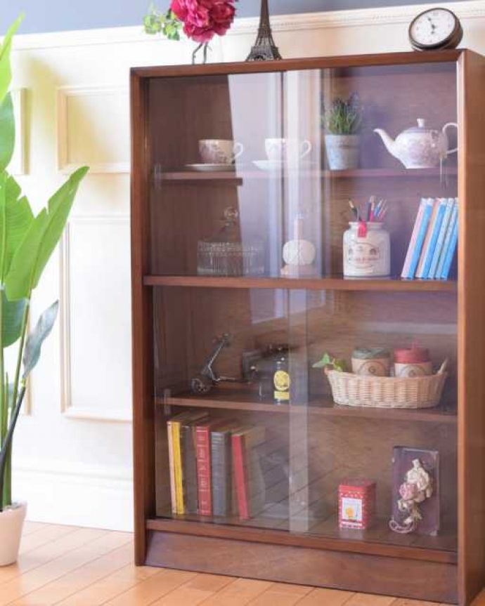 アンティークのキャビネット　アンティーク家具　スッキリとシンプルなフォルムがカッコいい引き戸タイプのガラスキャビネット。ヴィンテージ家具が醸し出すあたたかさ。(k-2646k-f)