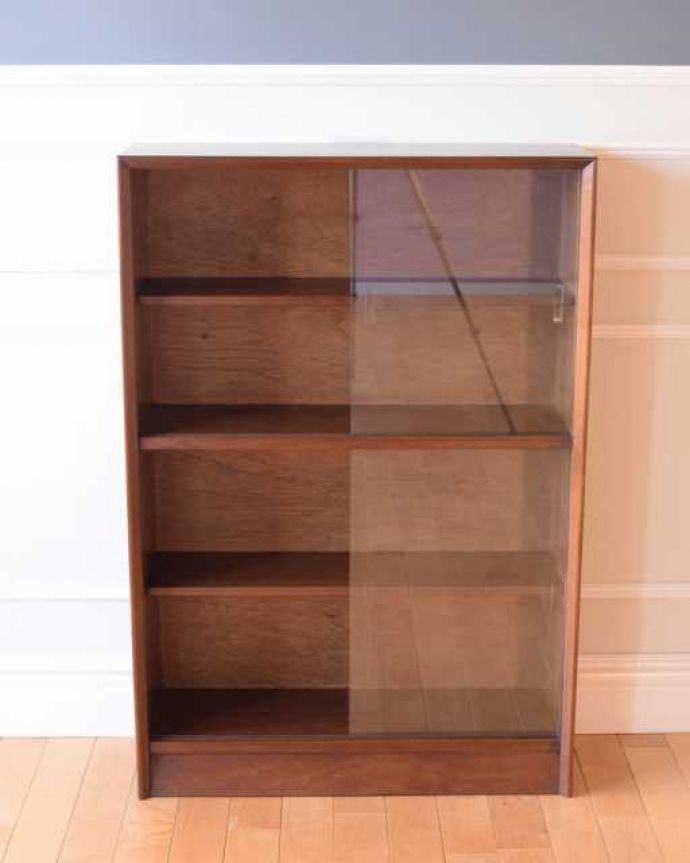 アンティークのキャビネット　アンティーク家具　スッキリとシンプルなフォルムがカッコいい引き戸タイプのガラスキャビネット。慣れ親しんだ引き戸タイプのたっぷり収納扉は日本人の私たち向けに引き戸。(k-2646k-f)