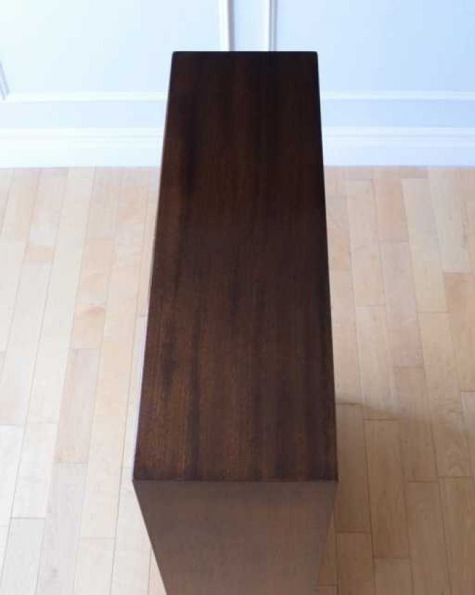 アンティークのキャビネット　アンティーク家具　スッキリとシンプルなフォルムがカッコいい引き戸タイプのガラスキャビネット。天板の塗装もキレイに仕上げましたヴィンテージの家具は修復方法が様々。(k-2646k-f)