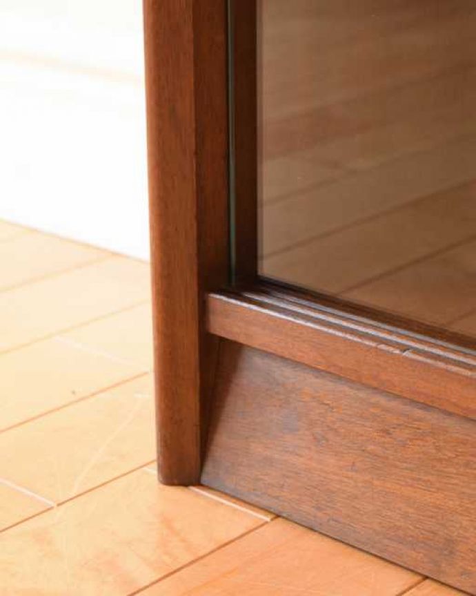 アンティークのキャビネット　アンティーク家具　スッキリとシンプルなフォルムがカッコいい引き戸タイプのガラスキャビネット。スッキリとした脚の裏には…Handleの家具の脚裏にはフェルトキーパーをお付けしています。(k-2646k-f)