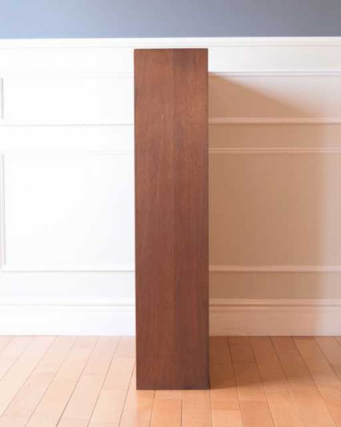 アンティークのキャビネット　アンティーク家具　スッキリとシンプルなフォルムがカッコいい引き戸タイプのガラスキャビネット。横から見てもスッキリどこから見てもスッキリとしてステキなヴィンテージ家具。(k-2646k-f)