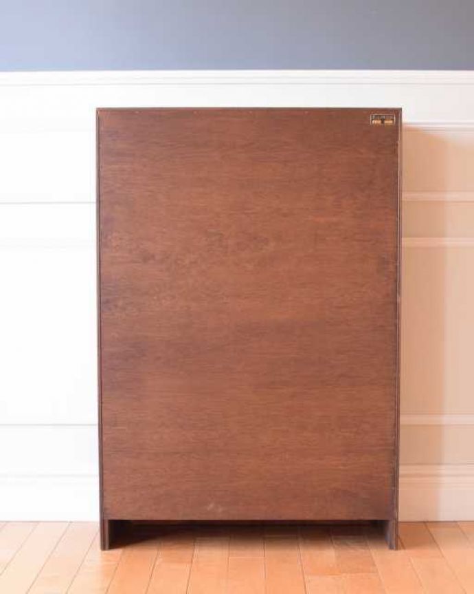 アンティークのキャビネット　アンティーク家具　スッキリとシンプルなフォルムがカッコいい引き戸タイプのガラスキャビネット。後ろ姿もキレイですビンテージは新品ではないので、もちろん経年変化によるキズはあります。(k-2646k-f)