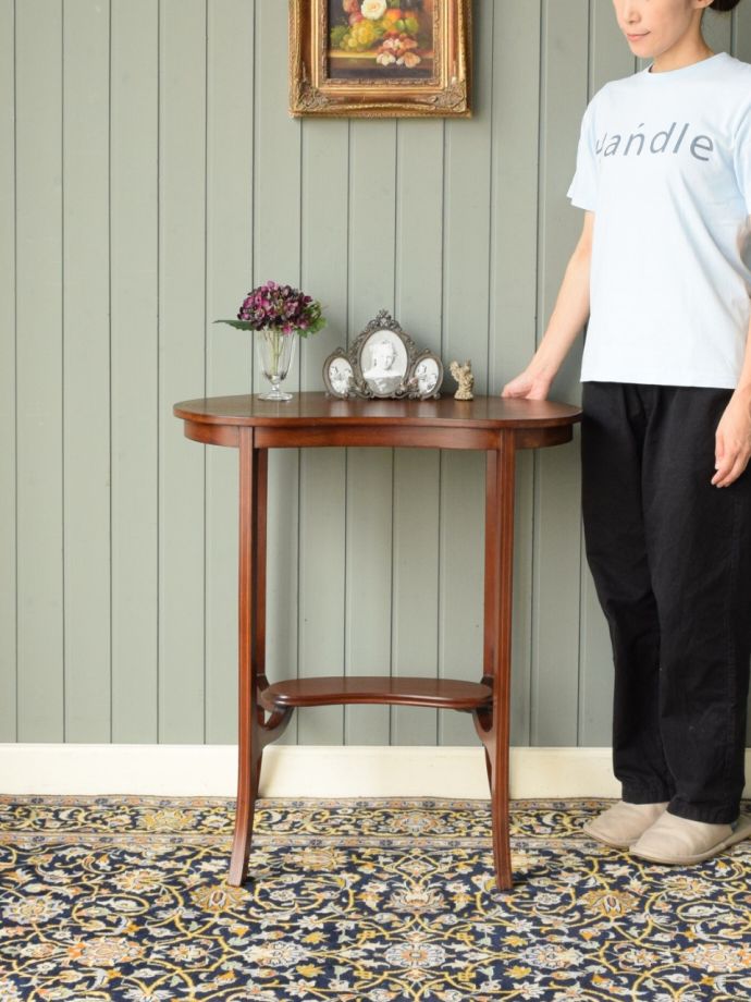 アンティークのサイドテーブル