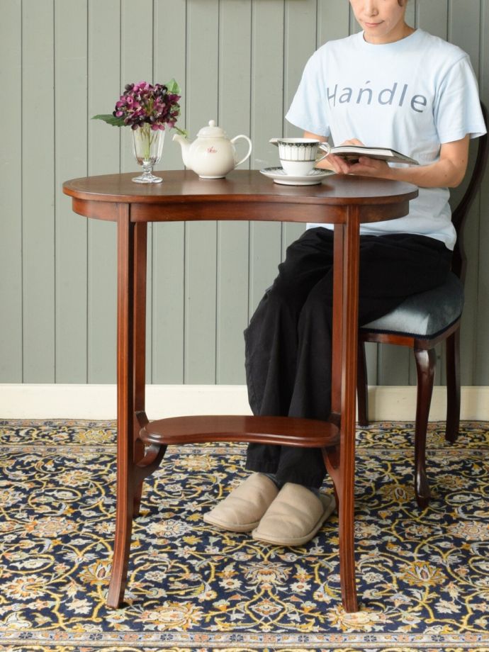 アンティークのオケージョナルテーブル