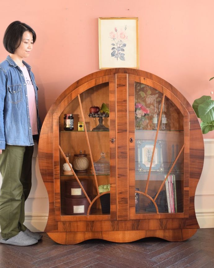 アンティークのキャビネット　アンティーク家具　英国のアンティーク家具、アールデコの形が美しいガラスのキャビネット。おススメ度No,1のアンティーク家具いろんな場所で使えてお部屋に魅せ場を作ってくれるガラスのキャビネットはアンティーク家具の中でもイチオシの家具です。(k-2649-f)