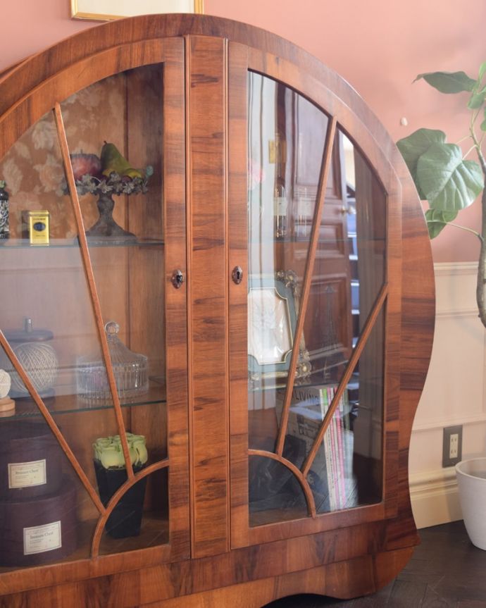 アンティークのキャビネット　アンティーク家具　英国のアンティーク家具、アールデコの形が美しいガラスのキャビネット。木で描かれたガラス扉の模様の美しさにうっとり･･･まだ機械のない時代に、どうやって作られたんだろう…と不思議になるくらい美しいガラス面に描かれた美しい木の模様が特長。(k-2649-f)