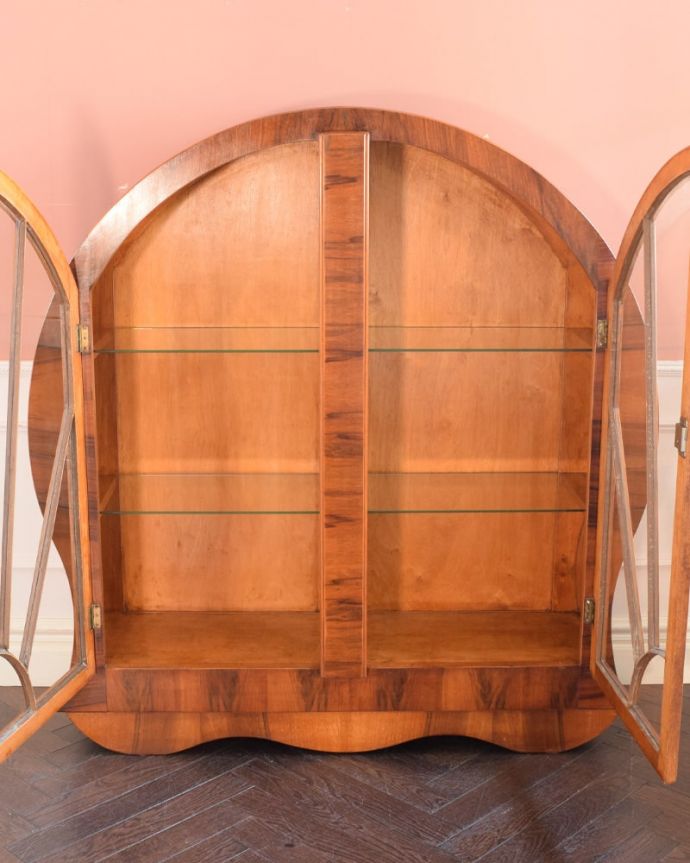 アンティークのキャビネット　アンティーク家具　英国のアンティーク家具、アールデコの形が美しいガラスのキャビネット。扉を開けてみると･･･職人がキレイに修復しています。(k-2649-f)