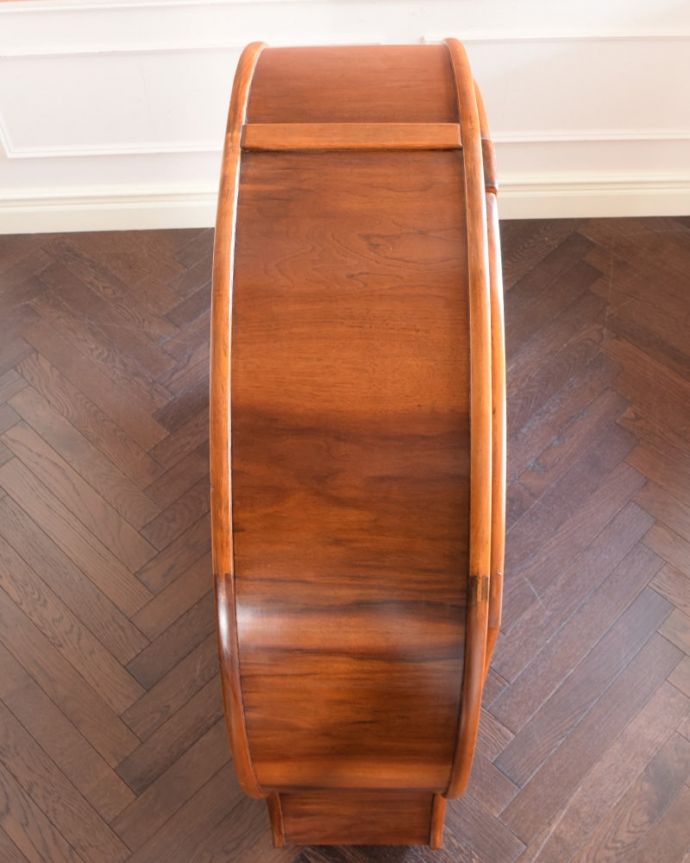 アンティークのキャビネット　アンティーク家具　英国のアンティーク家具、アールデコの形が美しいガラスのキャビネット。塗装もキレイに仕上げました上から見るとこんな形のキャビネットです。(k-2649-f)