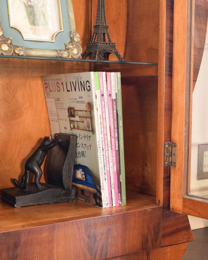 アンティークのキャビネット　アンティーク家具　英国のアンティーク家具、アールデコの形が美しいガラスのキャビネット。扉の中は収納たっぷりA4サイズの雑誌までしっかり収納出来ちゃう大きさ。(k-2649-f)