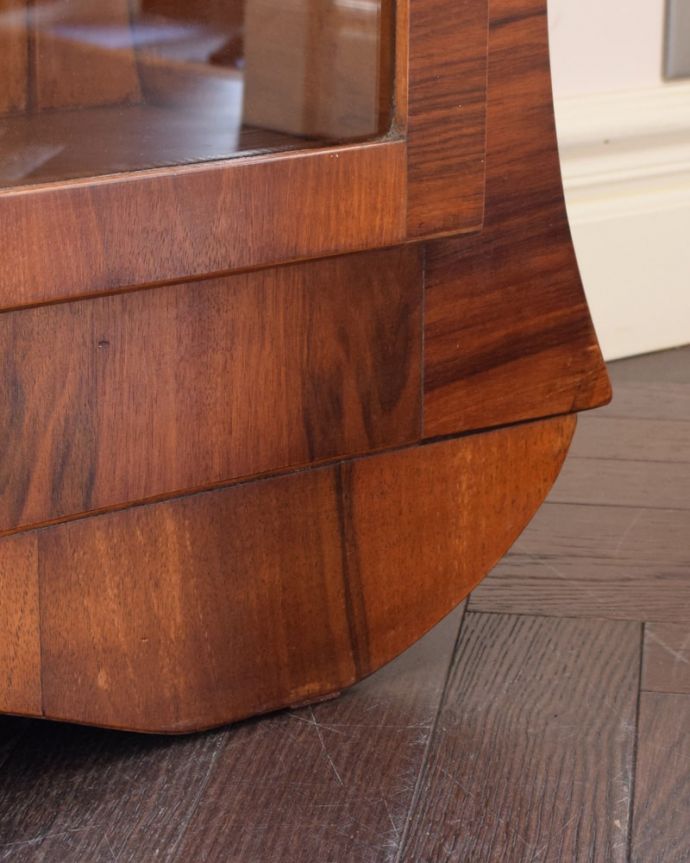 アンティークのキャビネット　アンティーク家具　英国のアンティーク家具、アールデコの形が美しいガラスのキャビネット。女性１人でラクラク運べちゃうんですHandleのアンティークは、脚の裏にフェルトキーパーをお付けしています。(k-2649-f)