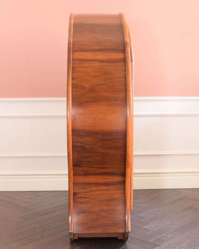 アンティークのキャビネット　アンティーク家具　英国のアンティーク家具、アールデコの形が美しいガラスのキャビネット。横から見ても素敵なんです三方向がガラスのキャビネット。(k-2649-f)