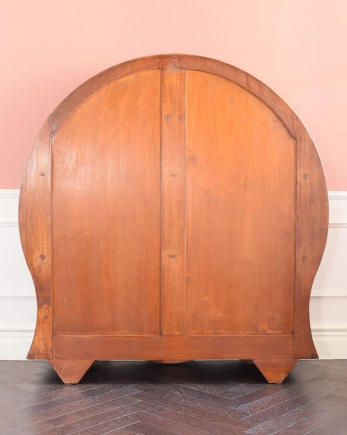 アンティークのキャビネット　アンティーク家具　英国のアンティーク家具、アールデコの形が美しいガラスのキャビネット。後ろ姿も美しいですアンティークは新品ではないので、経年変化によるキズはありますが、専門の職人がしっかり修復したので後姿もキレイです。(k-2649-f)