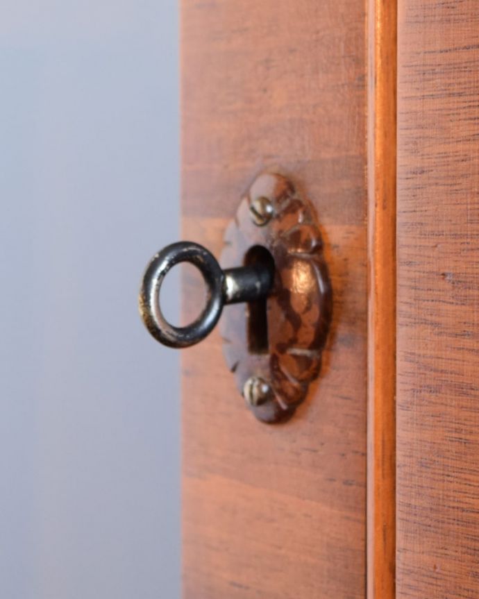 アンティークのキャビネット　アンティーク家具　英国のアンティーク家具、アールデコの形が美しいガラスのキャビネット。開ける度にワクワク取っ手もアンティークらしいデザイン。(k-2649-f)